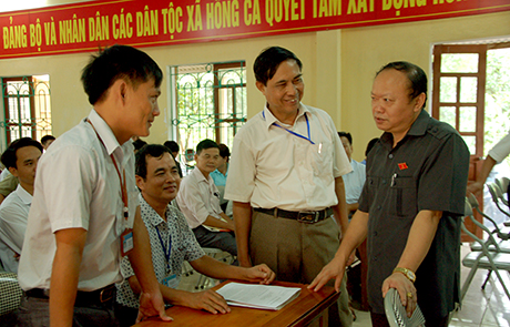 Đại biểu Quốc hội khóa XIV Giàng A Chu - Phó Chủ tịch Hội đồng Dân tộc Quốc hội tiếp xúc cử tri xã Hồng Ca, huyện Trấn Yên.